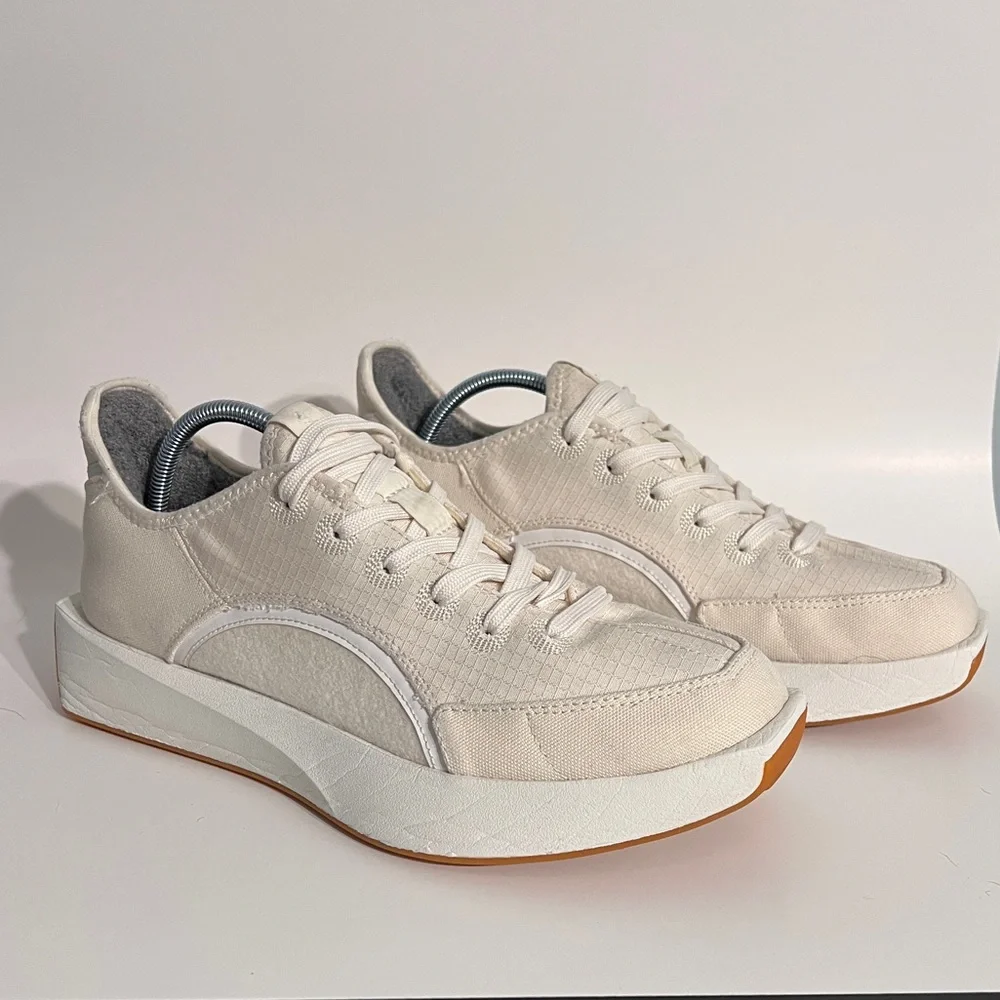 Allbirds Women’s Risers Sneakers, size 10. Cream off-white, white soles.